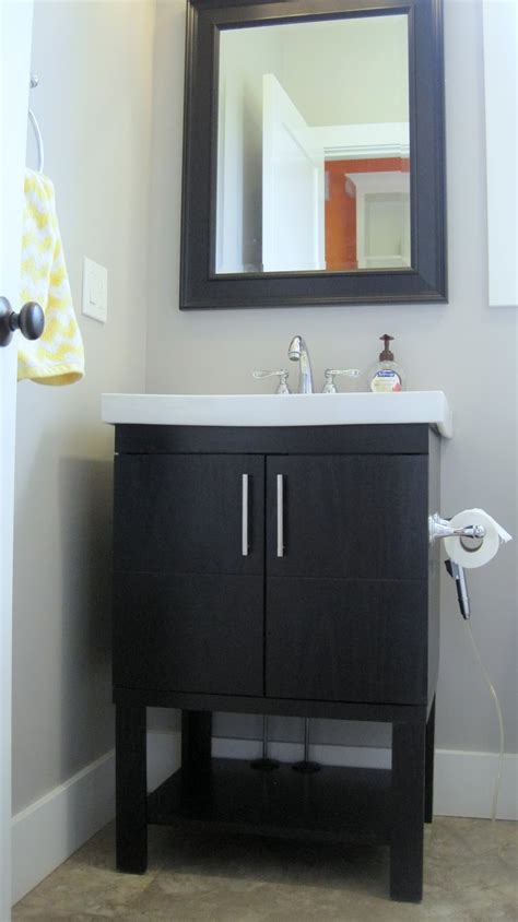 My diy bathroom vanity is finished, and i not only got the thing completely built, but i also made my final decision on colors. I Married a Tree Hugger: Cheery Yellow and Grey Bathroom