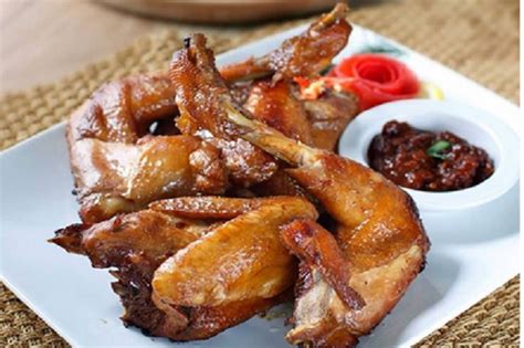Dalam video kali ini saya akan memberikan resep dan cara memasak kepala ayam bacem yang enak mudah dan lezat. Resep Ayam Goreng Bacem Andalan Yogyakarta