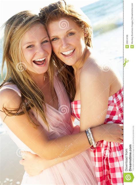 Twee Tieners Die Van De Vakantie Van Het Strand Samen Genieten Stock