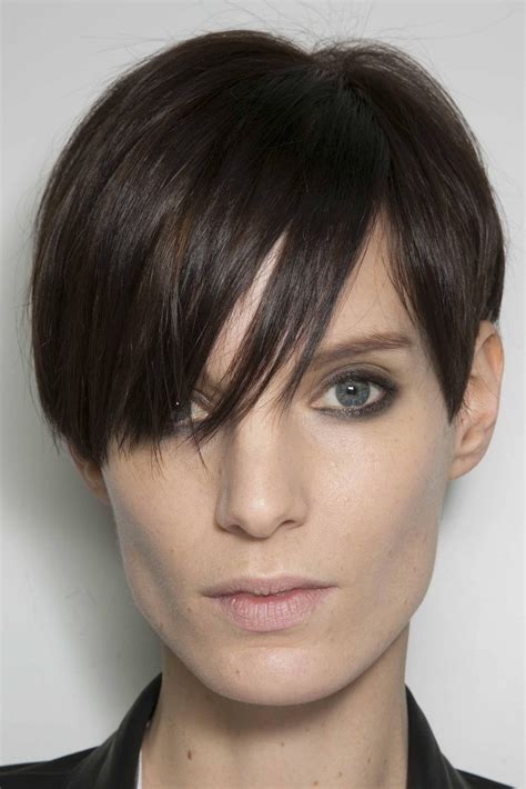 Short Straight Hairstyles To Complete Your Week