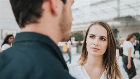5 Body Language Signs That Mean Someone Is Lying Therapists Say
