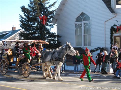 One Of The Many Entries In The Christmas Carriage Parade In Downtown
