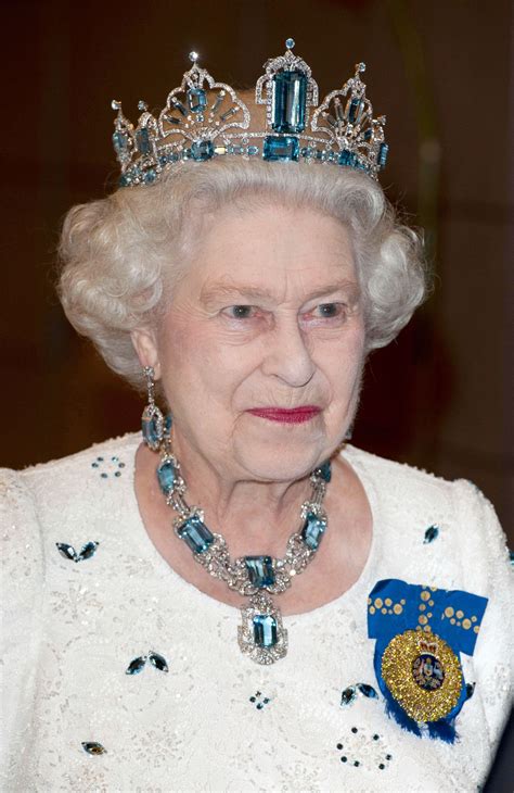 A Look At Queen Elizabeths Most Extravagant Tiaras Queen Elizabeth