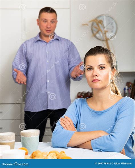 Hombre Molesto Y Mujer Frustrada Discutiendo En La Cocina De Casa Foto