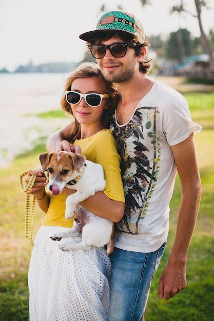 Pareja Joven Inconformista Con Estilo Enamorado Sosteniendo Un Perro En El Parque Tropical