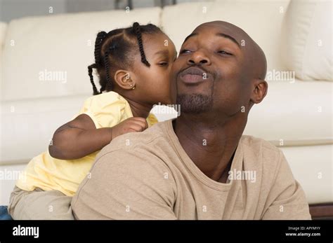 Padre Besando A Su Hija Mejilla Fotos E Imágenes De Stock Alamy