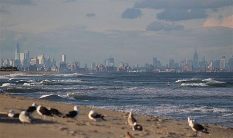 gunnison beach fkk strand mit blick auf die skyline von manhattan new york aktuell