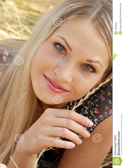 Het Seksuele Blonde Meisje Zit Op Tarwe Stock Foto Afbeelding Bestaande Uit Meisje Schoonheid