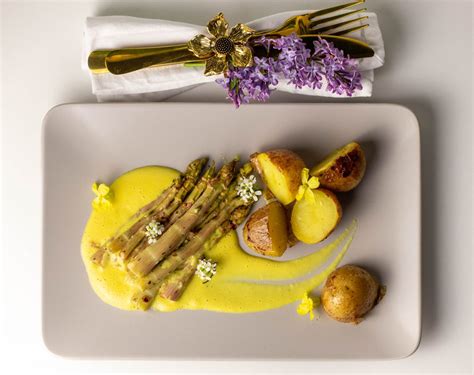 Der japanische staudenknöterich ist funktionell zweihäusig getrenntgeschlechtig ( diözisch ). Japanischer Knöterich als Spargelgemüse auf veganer Sauce ...
