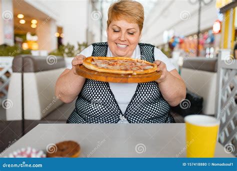 Mujer Gorda Comiendo Pizza Comida Poco Saludable Foto De Archivo