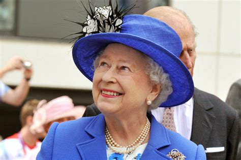 Fantástica puesta en escena.isabel es una serie de televisión española de ficción inspirada en la vida de la reina isabel i de castilla, emitida en. La reina Isabel II, "encantada" de actuar con James Bond