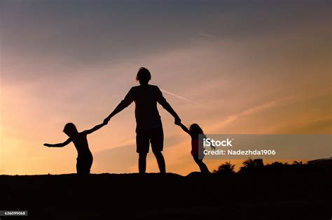 photo libre de droit de père avec fils fils et sa fille silhouettes de