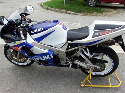 The 32 mm caliper pistons are staggered to promote even pad wear, the trailing pistons offset relative to the pad centerline. Suzuki Gsxr 750 K1, 2001 god.