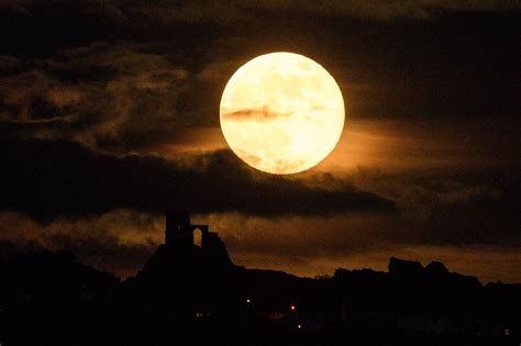 Espace Quand Et Comment Observer La Super Lune Du Tonnerre En France