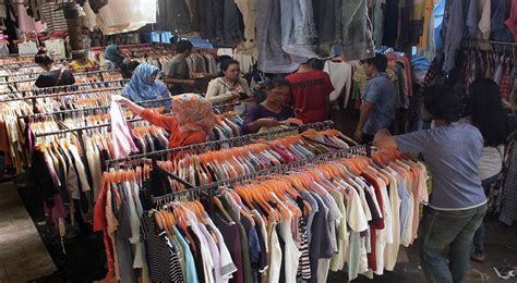 Kecuali kita seorang artis ternama, mungkin tak perlu susah payah untuk menjual koleksi pakaian yang pernah kita kenakan. Orang-Orang Kaya Sampai Seniman Membeli Pakaian Bekas Di ...