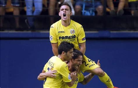 He's not very big or powerful. Santos Borré debutó en Champions League con Villarreal