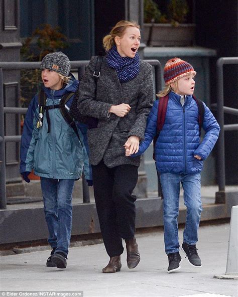 Naomi Watts Bundles Up With Her Sons In Nyc Daily Mail Online