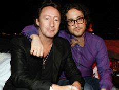 העולם השתנה, הביטלס הפכו לכולם את הראש עם סרג'נט פפר, הנדריקס הגיח כאילו משום מקום, הפסיכדליה הייתה בשיאה וסיימון וגרפונקל הוציאו את bookends שהראה לעולם. ג'וליאן לנון עוזר