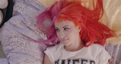 The band consists of lead vocalist hayley williams, guitarist taylor york, and drummer zac farro. Paramore - Still Into You : Música Pavê