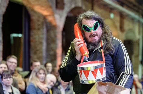 El gobierno bonaerense anunció que habrá restricciones para viajar al gollan anunció cambios en la forma de contabilizar las víctimas. Der Künstler Jonathan Meese führt seine Performance „Kind ...