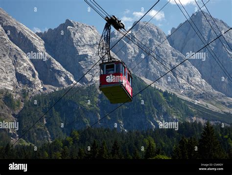 Ein Roter Berg Gondolaseilbahn Auf Dem Weg Von Der Seilbahnstation Im