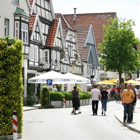 Fingerhut einfamilienhaus schwarzes satteldach weiss verputzt mit grau abgesetzt in 2020 architecture house home. KHW - Wohnung finden