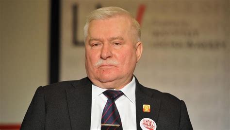 After graduating from vocational school, he worked as a car mechanic at a machine center from 1961 to 1965. Lech Wałęsa grozi bronią