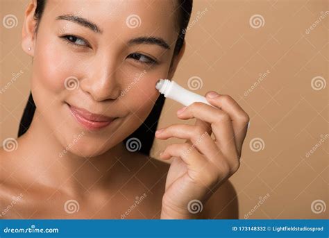 Belle Utilisation Asiatique Nue De Sourire De Fille Photo Stock Image Du Verticale Beauté