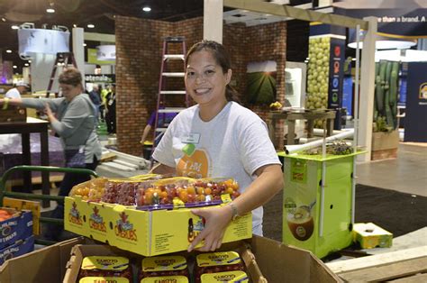 Pma Fresh Summit Exhibitors Donate 341061 Pounds Of Produce To The