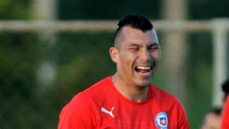 Gary medel (born august 3, 1987) is a professional football player who competes for chile in world cup soccer. Gary Medel "funó" a seguidor que lo amenazó por emplazar ...