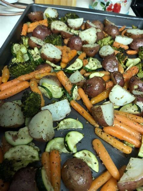 Garlic herb roasted potatoes carrots and green beans recipe | yummly. Garlic Herb Roasted Potatoes Carrots and Green Beans ...