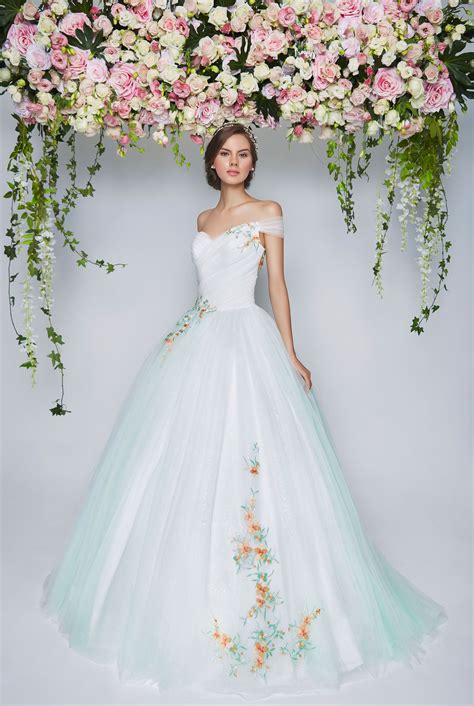 Here's what you should know (and consider) before saying yes to the dress, including our suggestions for dress rental if you're sold on renting your wedding dress over buying, there are several options to do so. Blooming Romantic! Pretty in Floral | Floral Wedding ...