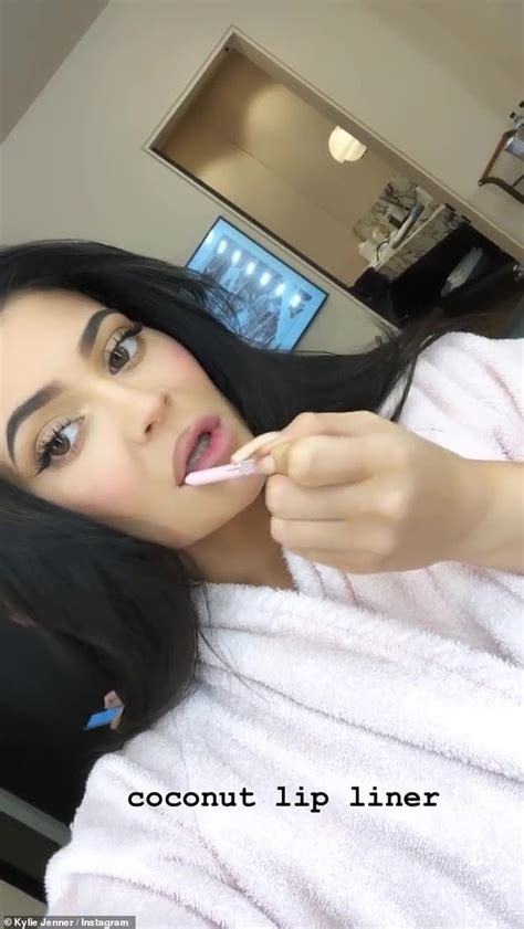 Kylie Jenners Lip Tutorial Shows How To Make Your Pout Plumper Daily