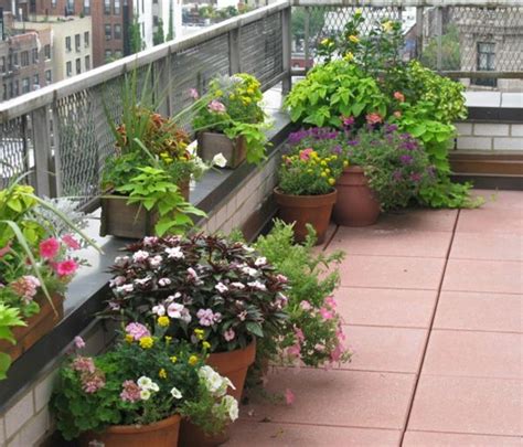 Ein vertikaler garten auf dem balkon, im garten oder auch im wohnzimmer kann die atmosphäre spürbar erfrischen und beleben. Wohntipps für Balkon Gestaltung - Sichtschutz und Deko für ...