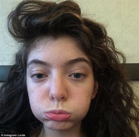 Lorde Sheds The Make Up And Shares Fresh Faced Selfie At Airport Daily Mail Online