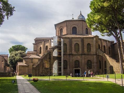Don't think that entering basilica san vitale is only entering a beautiful church, that san vitale is only a unesco monument and that's it. San Vitale, Ravenna (Teil 1) | Archäologie verstehen
