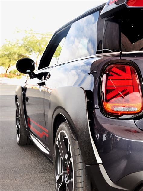 In Depth Look At The Mini Jcw Gp Carbon Fiber Fenders Motoringfile