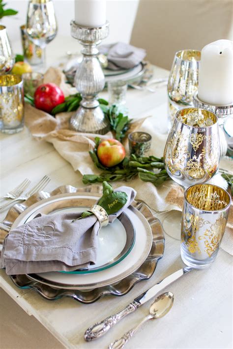 With thanksgiving and the winter holidays just around the corner, it's time to start thinking about table settings and centerpiece ideas. 7 thanksgiving table setting ideas - Pass the Cookies