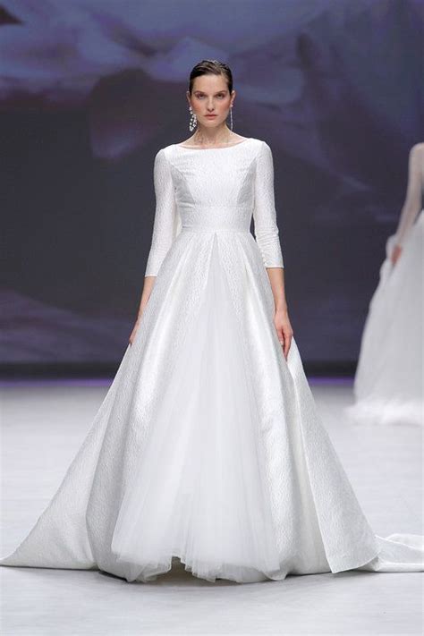Sie können zwischen langen oder kurzen brautkleidern, strandhochzeitskleidern, brautkleidern in übergrößen, erschwinglichen. Aire Barcelona Brautkleider 2020. Perfekt für ...
