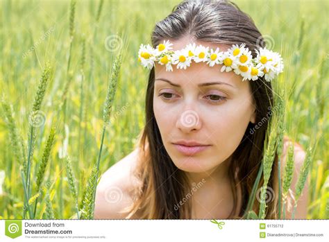 Giovane Donna Con Una Corona Sulla Sua Testa Fotografia Stock Immagine Di Aperto Abbastanza