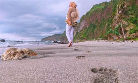 Pantai ini tidak cocok untuk berenang karena terdapat banyak karang berbahaya. Telepon Pantai Karang Bolong : PANTAI SADRANAN Guung Kidul Tiket & Pesona Tebing Karang ...