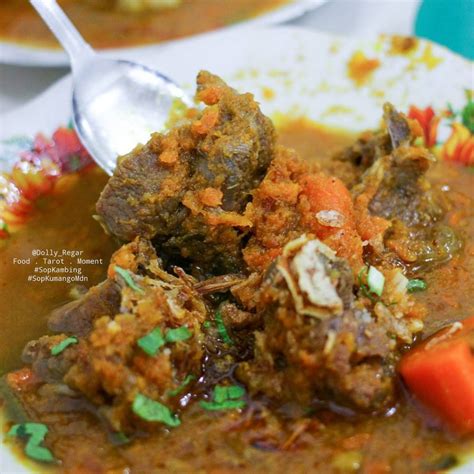 Makin enak disantap dengan kucuran air jeruk nipis plus sambal. Sop Kambing Kumango, Kuah Lezatnya Bikin Melongo
