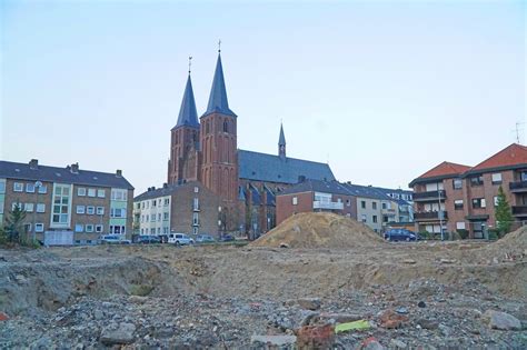 Größtenteils bleibt es bewölkt und ab und zu gibt's vereinzelt einige sonnenstrahlen. Wann geht es hier weiter?: Hier soll ein Pfarrzentrum mit ...