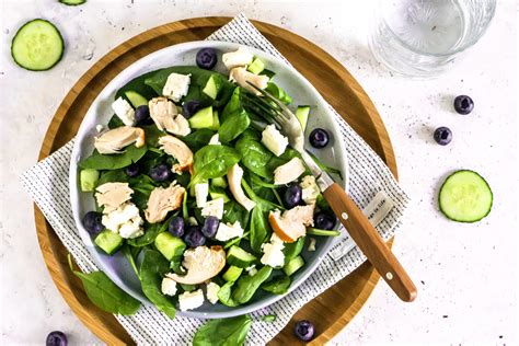 Spinazie Salade Met Gerookte Kip En Blauwe Bessen Recept De Kokende