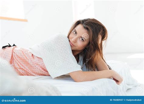 Mooie Sensuele Jonge Vrouw Die In Bed Liggen Stock Afbeelding Image