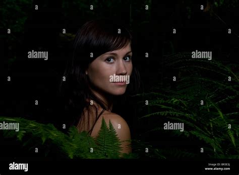 Belle femme nue dans la forêt de fougères Photo Stock Alamy