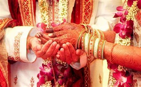 دولہا دلہن نے اپنی شادی میں شریک مہمانوں سے انوکھا مطالبہ کر دیا