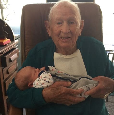 105 Year Old Man Meets Great Grandson Hes So In Love