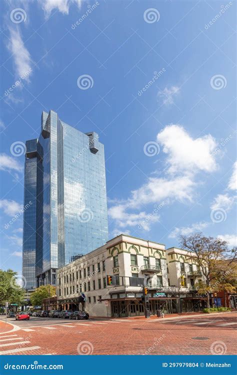 Wells Fargo Tower And Historic Bar And Living House In Fort Worth At Main Street Editorial Stock