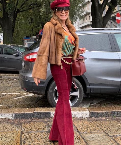 Daniela Santanchè, il look esagerato: pelliccia, pantaloni a zampa e